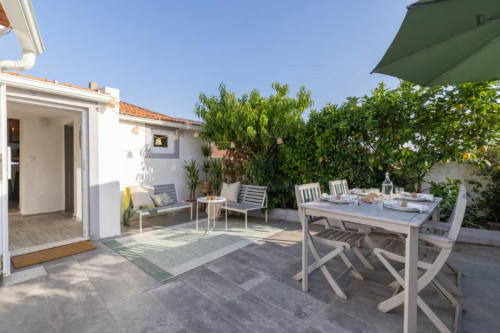 Adorable 2 Bedroom House with a backyard close to Ericeira