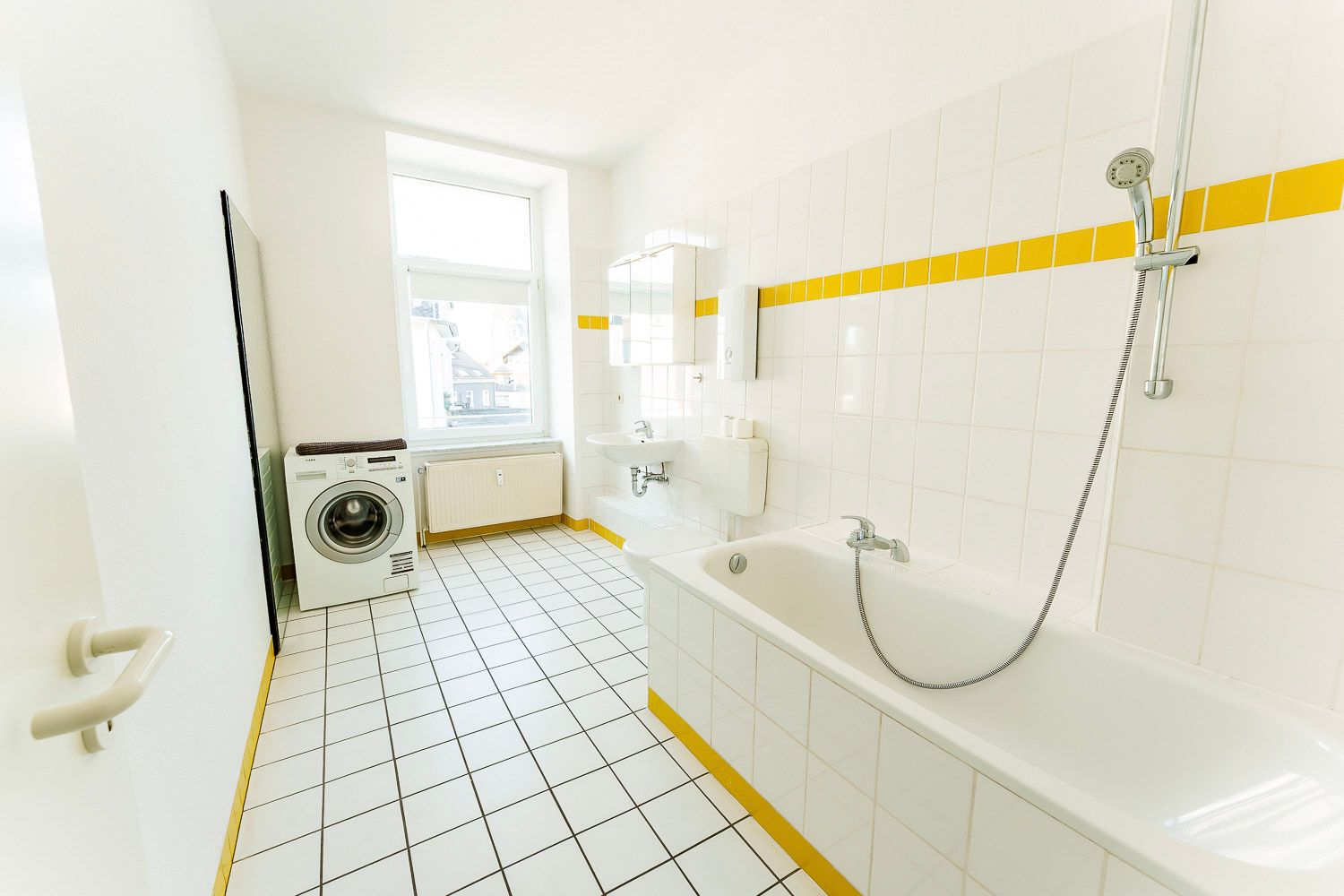 Modern Apartment For Up To 5 Guests | Wi-Fi, Parking & Coffee Machine - Modern Apartment for Up to 5 Guests | Wi-Fi, Parking & Coffee Machine - Gallery - 4
