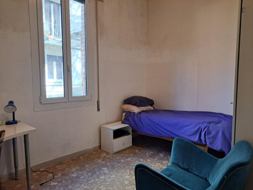 Comfortable single bedroom well connected to the city center