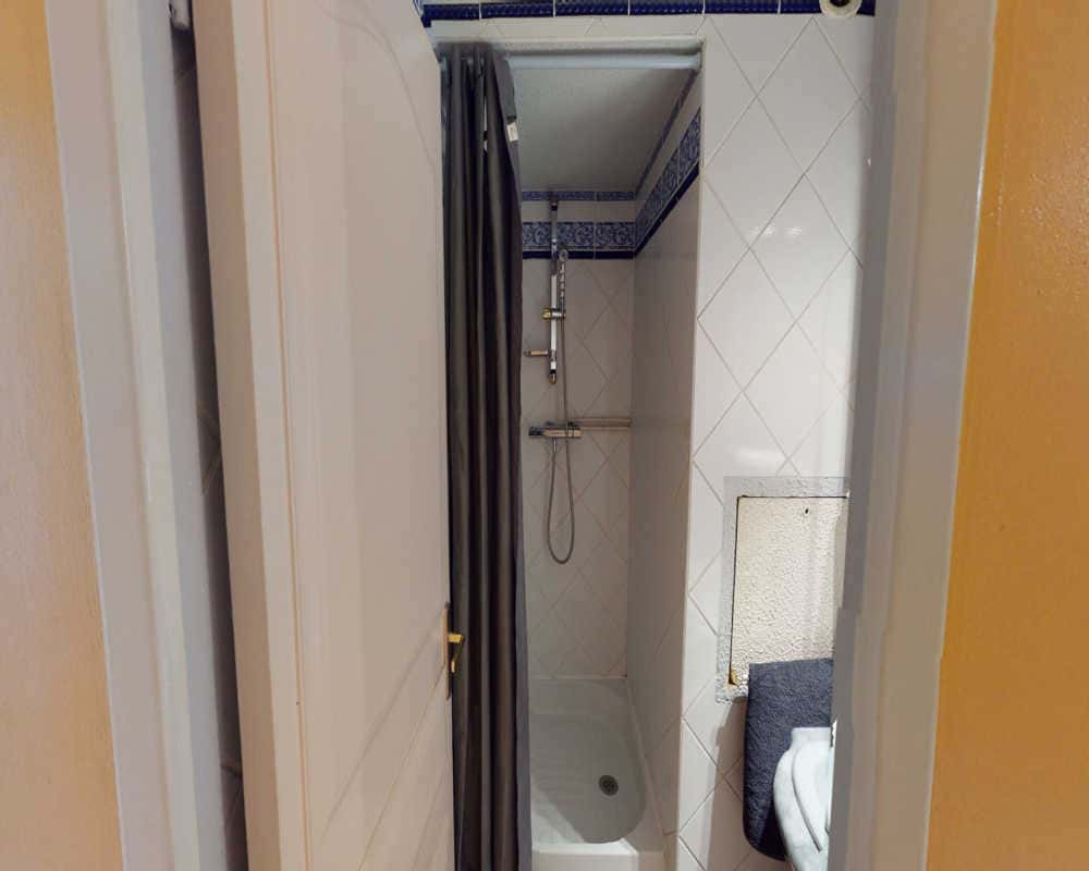  5 Bedrooms - 2 Bathrooms  -  Chambre dans le rue des Trois Pierres  - Gallery -  4