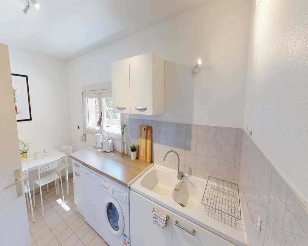 4 Bedrooms - 1 Bathroom - Chambre dans le rue Cavenne - Gallery - 16