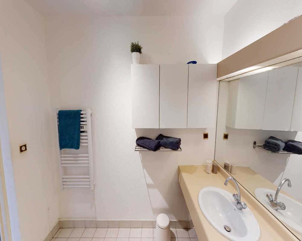 4 Bedrooms - 1 Bathroom - Chambre dans le rue Cavenne - Gallery - 2