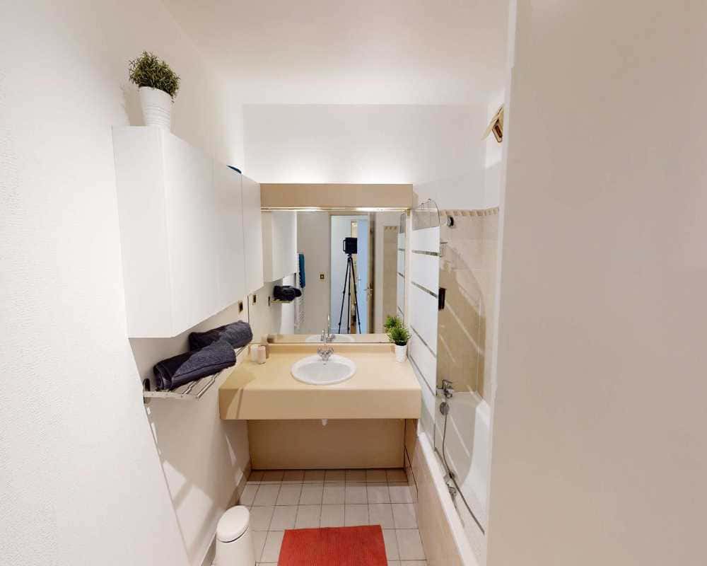  4 Bedrooms - 1 Bathroom  -  Chambre dans le rue Cavenne  - Gallery -  5