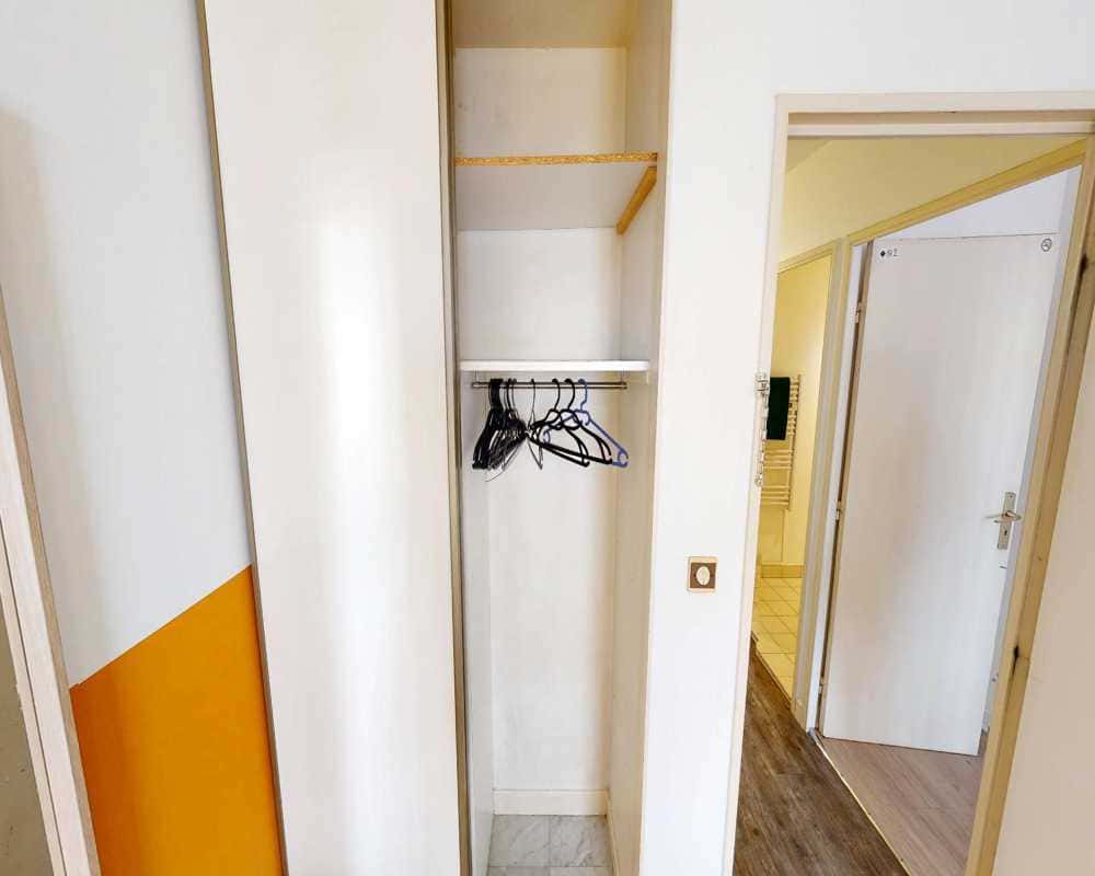  4 Bedrooms - 1 Bathroom  -  Chambre dans le rue Cavenne  - Gallery -  9