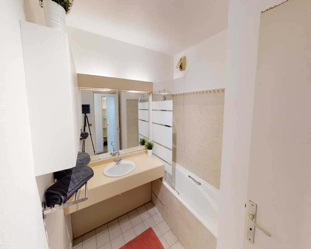 4 Bedrooms - 1 Bathroom - Chambre dans le rue Cavenne - Gallery - 7