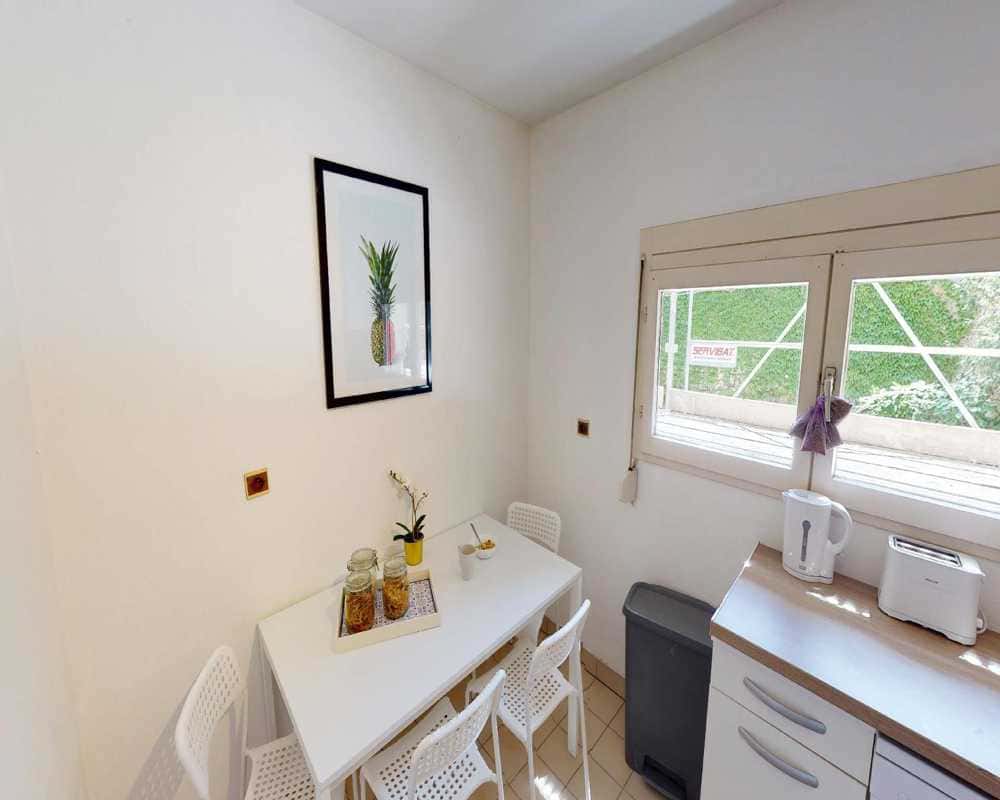  4 Bedrooms - 1 Bathroom  -  Chambre dans le rue Cavenne  - Gallery -  8