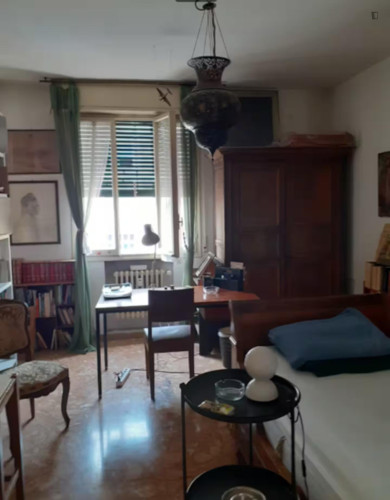 Cozy single bedroom in 4-bedroom apartment in central Bologna