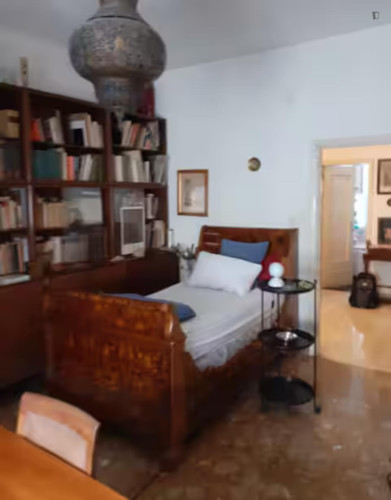 Cozy single bedroom in 4-bedroom apartment in central Bologna