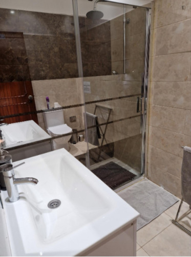 Nice Single Bedroom close to Arroios Market