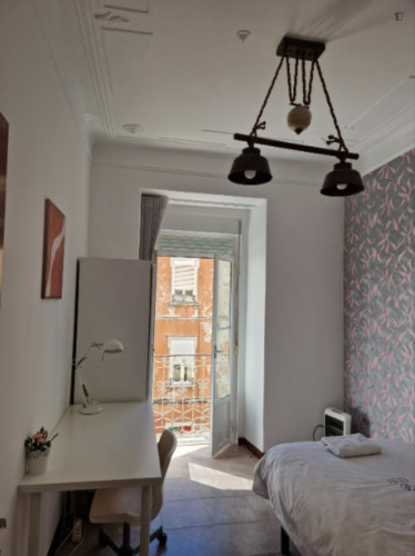 Bright Single Bedroom with a balcony close to Arroios Metro