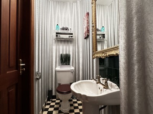 Spacious Home in Desirable Location - Gallery - 13