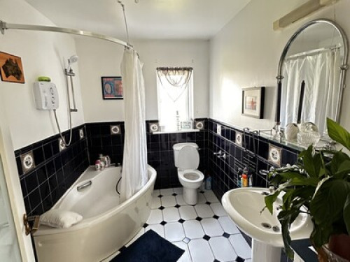 Spacious Home in Desirable Location - Gallery - 11