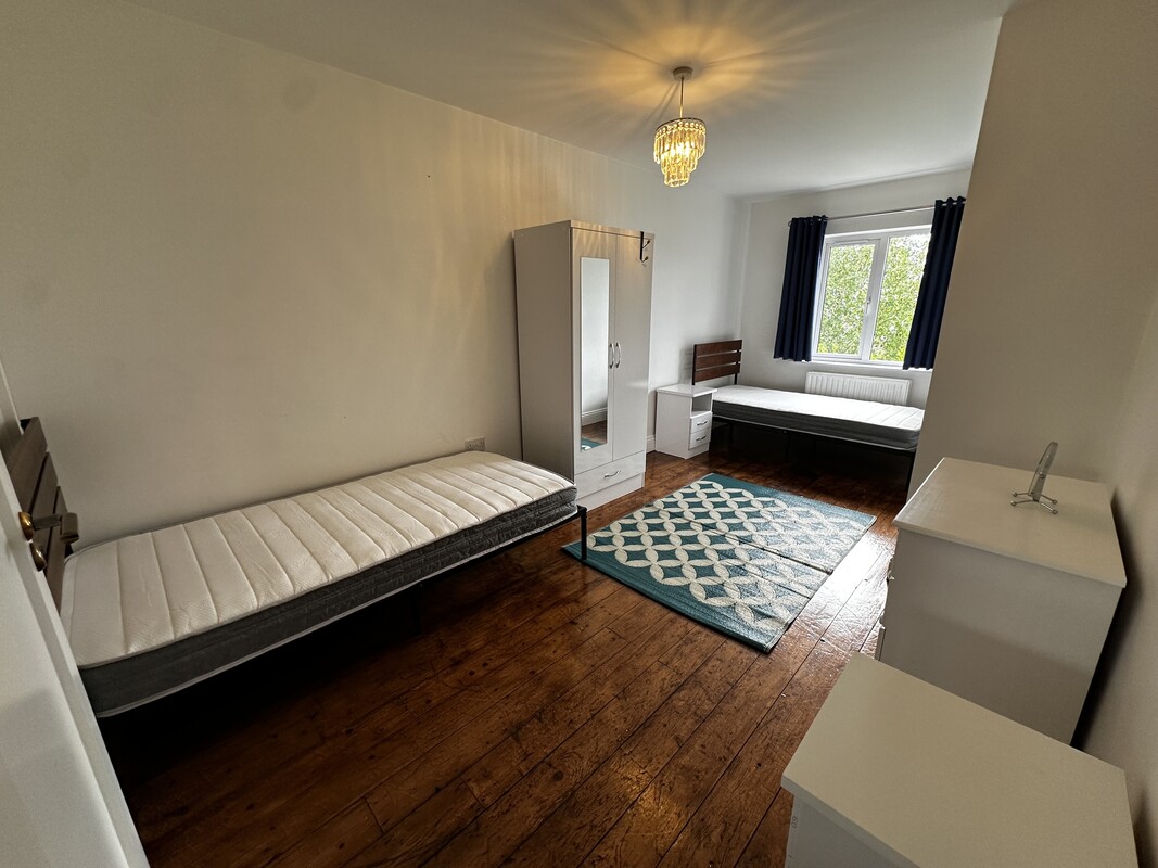  Twin Bedroom Shared(Full Room)  -  Spacious Home in Desirable Location  - Gallery -  1