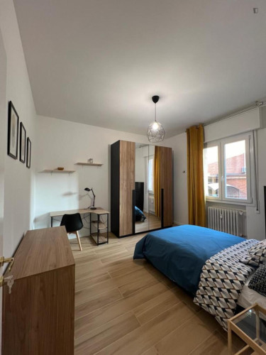 Comfortable double bedroom in modern apartment close to the city center