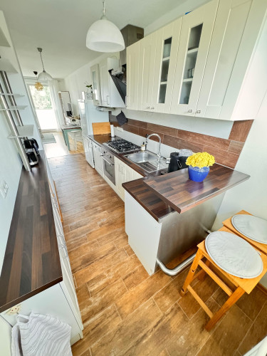 Stylish furnished 2-room apartment (55 m²) with balcony & parking in prime location between university, old town & hospital