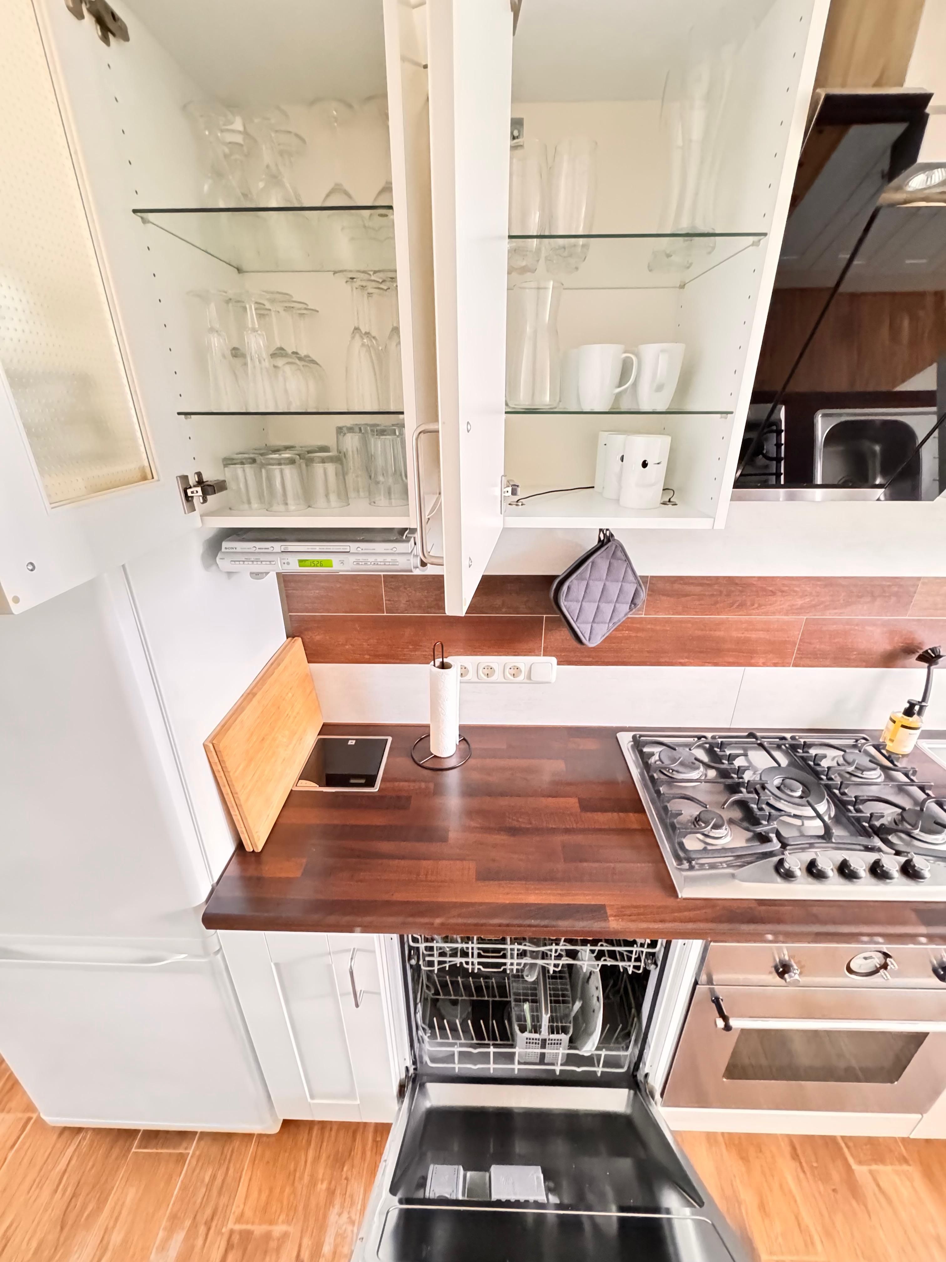 Stylish Furnished 2-Room Apartment (55 M²) With Balcony & Parking In Prime Location Between Universi - 11
