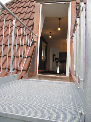 Nice 2.5-room attic apartment with garden in Stuttgart-Zuffenhausen