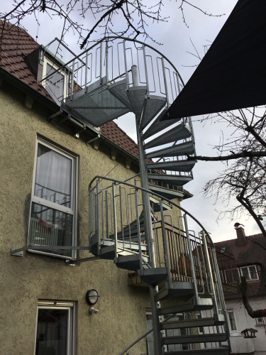 Nice 2.5-room attic apartment with garden in Stuttgart-Zuffenhausen