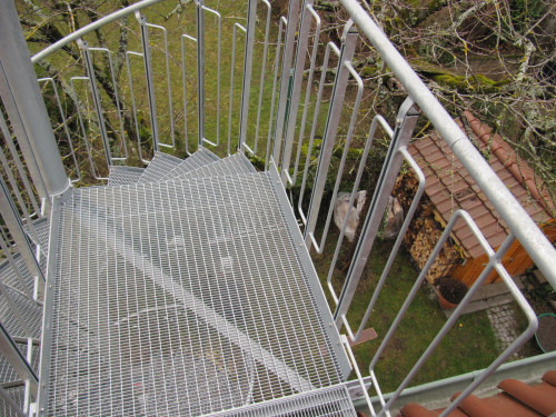 Nice 2.5-room attic apartment with garden in Stuttgart-Zuffenhausen