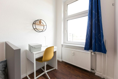 Very cool single bedroom near Schillerpark