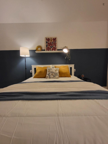 Lovely double bedroom in Carolines Baixes