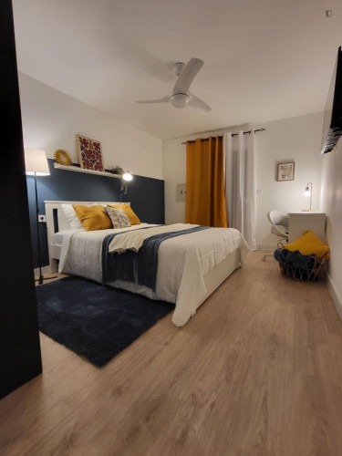 Lovely double bedroom in Carolines Baixes