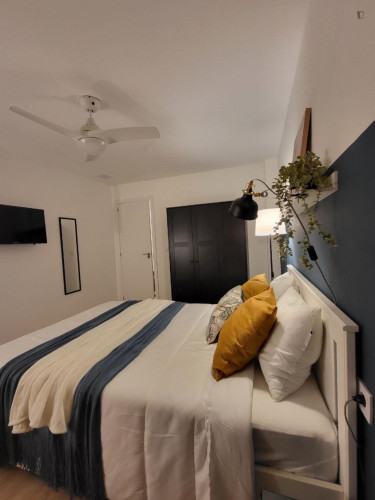 Lovely double bedroom in Carolines Baixes