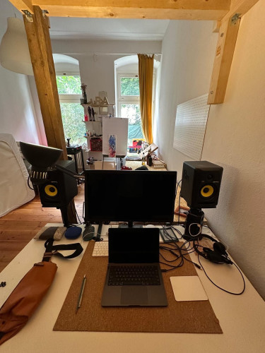 Charming 2 bedroom Apartment with Terrace, living room and Private Garden in the Heart of Berlin's Mitte