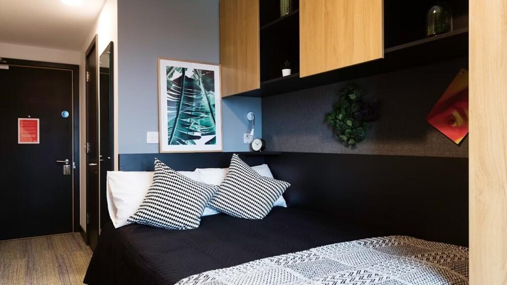 Silver En Suite (6 Bed East View) - 13