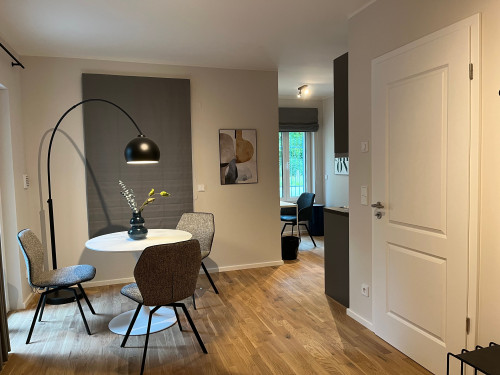 Stylish Designer Apartment with Separate Bedroom & Workspace – Opposite Sanssouci Park