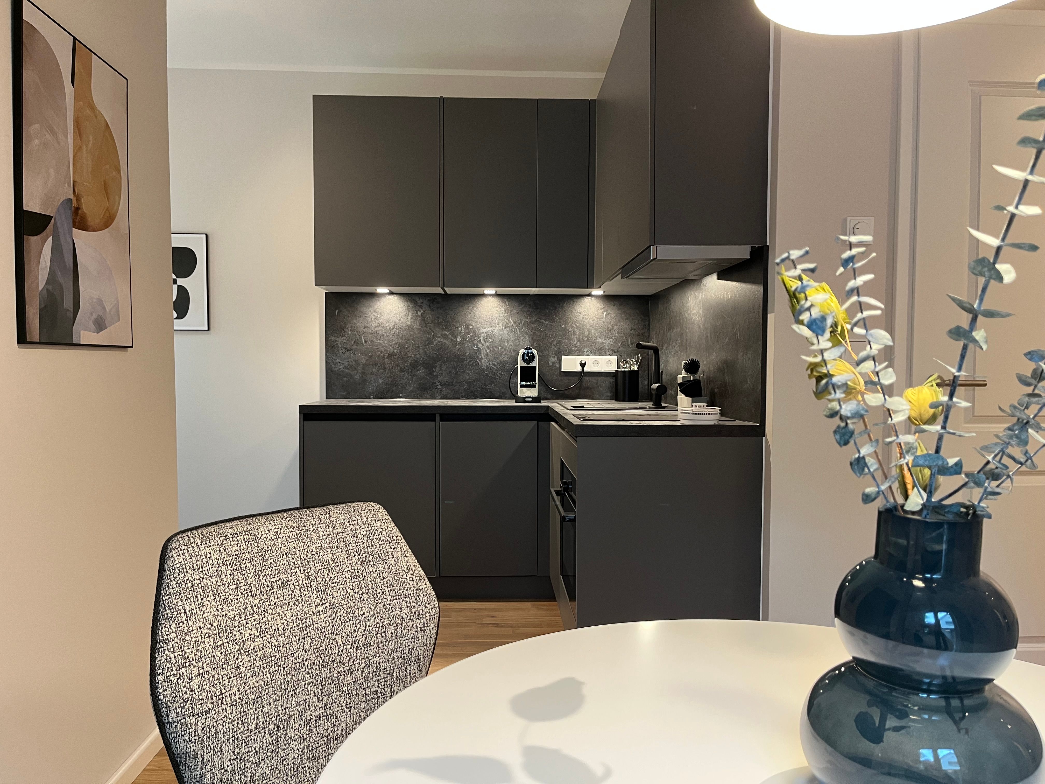  Stylish Designer Apartment With Separate Bedroom & Workspace – Opposite Sanssouci Park  -  Stylish Designer Apartment with Separate Bedroom & Workspace – Opposite Sanssouci Park  - Gallery -  8