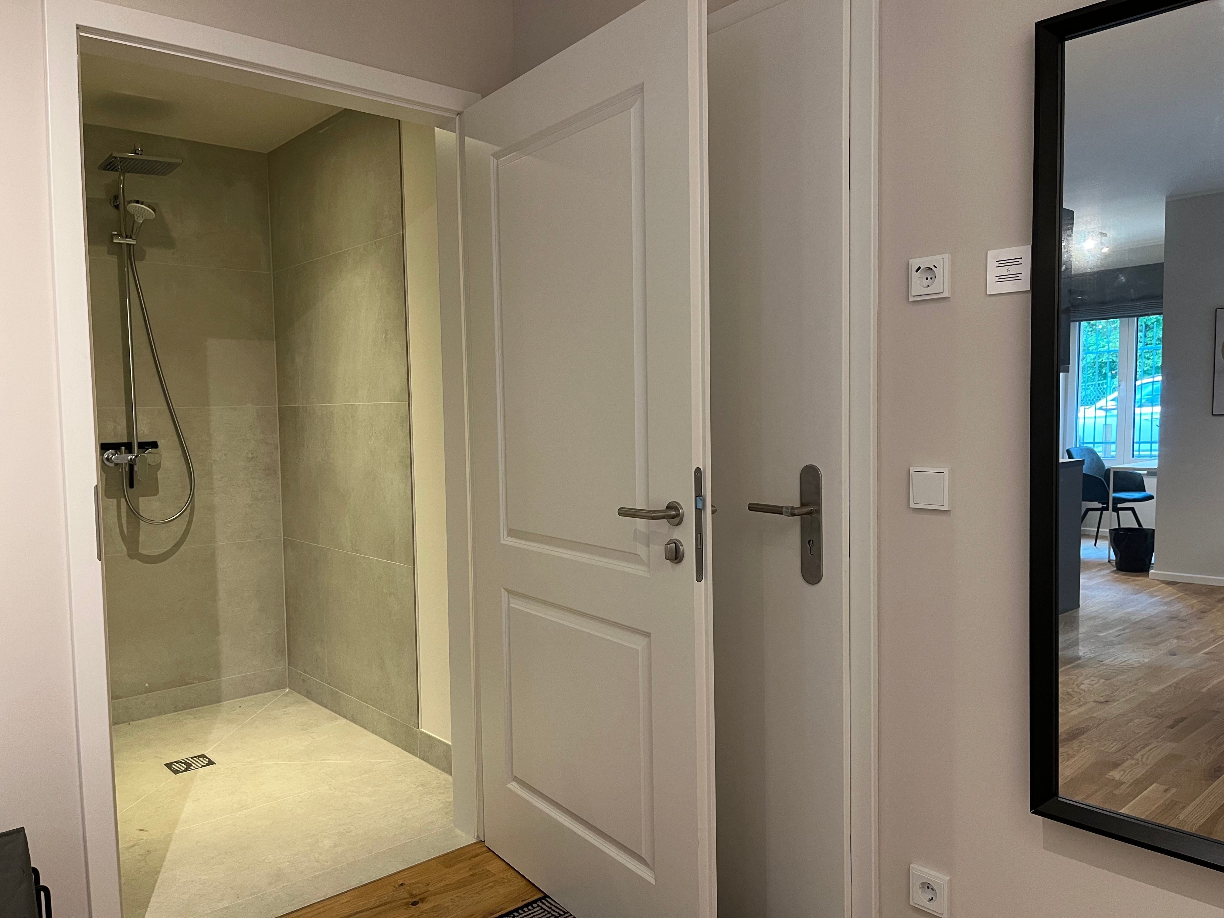  Stylish Designer Apartment With Separate Bedroom & Workspace – Opposite Sanssouci Park  -  Stylish Designer Apartment with Separate Bedroom & Workspace – Opposite Sanssouci Park  - Gallery -  5