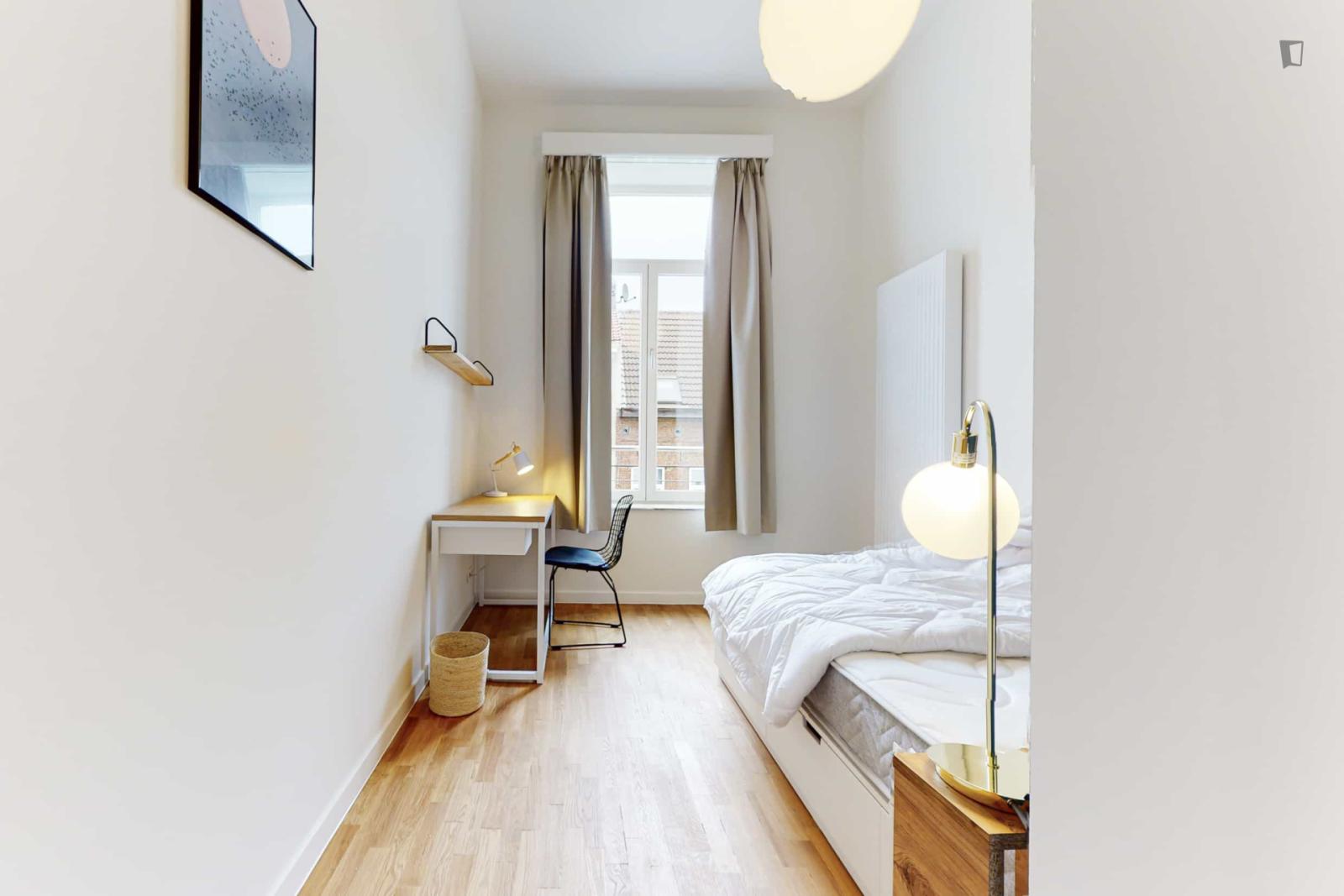  Pleasant Ensuite Single Bedroom Near Schuman Metro  -  Pleasant ensuite single bedroom near Schuman metro  - Gallery -  1