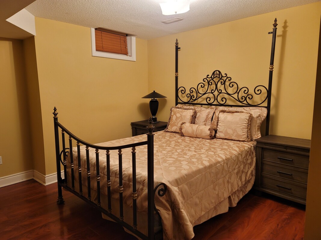  Bedroom #1(Full Room)  -  Luxury Executive Homestay in Valley  - Gallery -  1