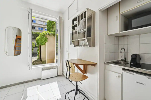 Charming 14m² Studio with Garden View in Paris’ 15th Arrondissement