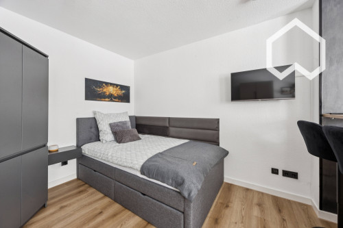 Modern, freshly renovated 1‑bedroom studio with terrace & underground parking – Ludwigsburg