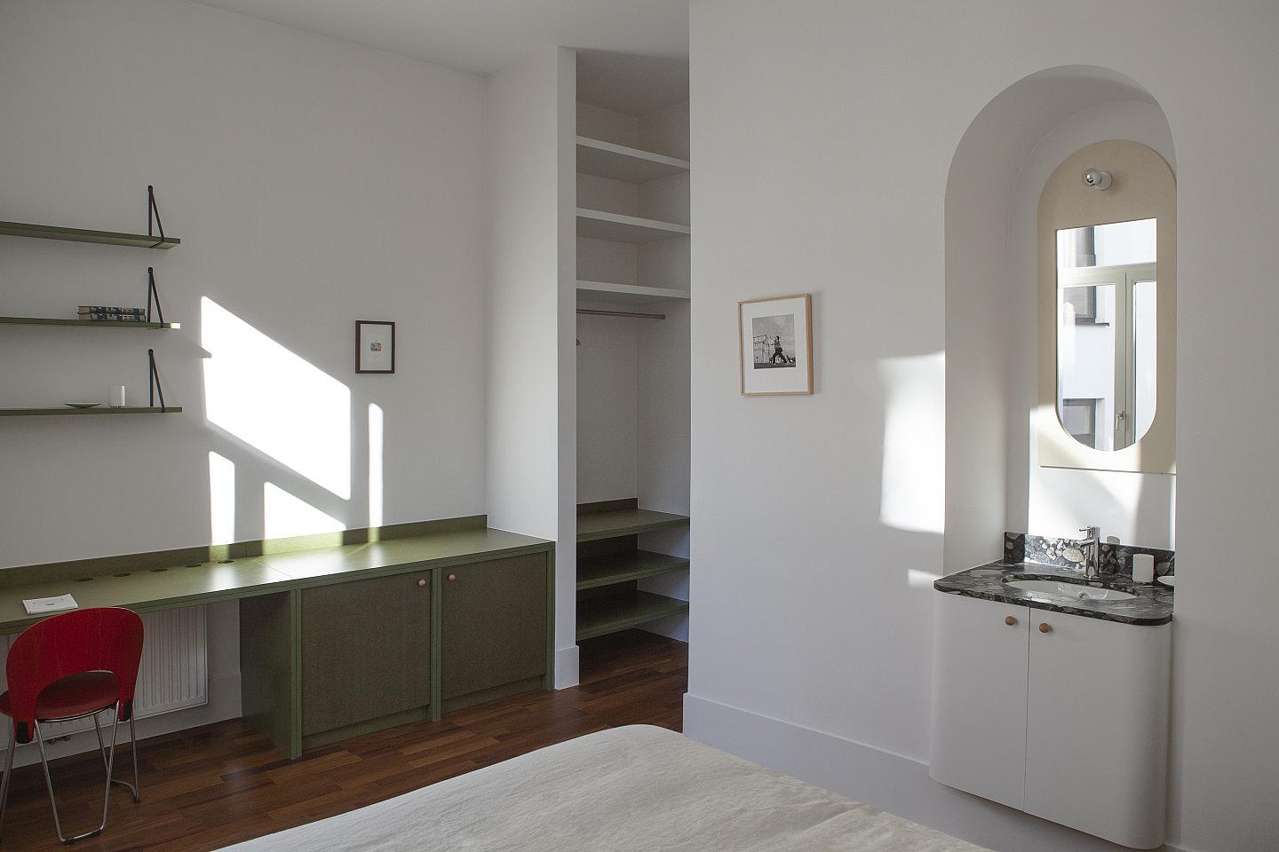 Room With Private Bathroom (shower, Sink) And Shared Toilet - 18
