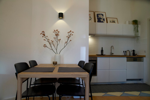 Beautiful old building apartment with high stucco ceilings and parquet flooring in Pempelfort