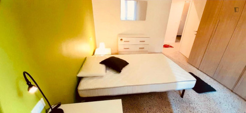 Comfortable double bedroom in central Bologna