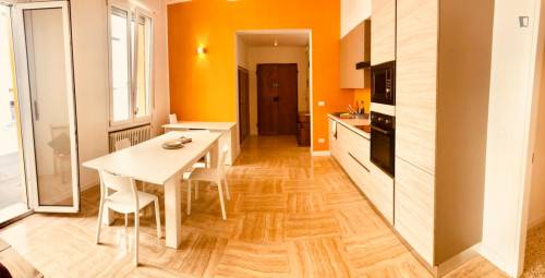 Comfortable double bedroom in central Bologna