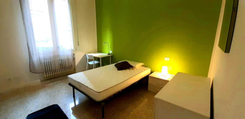 Comfortable double bedroom in central Bologna