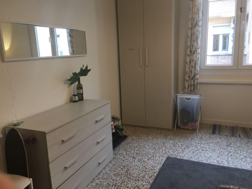 Bright double bedroom in spacious apartment in central Bologna