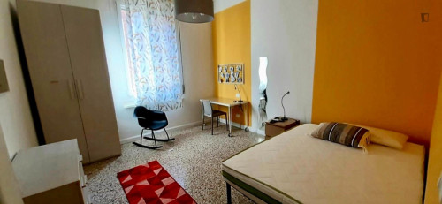 Bright double bedroom in spacious apartment in central Bologna