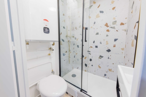 Paris 7th: Charming Parisian Studio with Stunning Eiffel Tower View