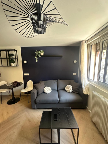 Elegant Designer Studio in 7th Arr. | Modern Comfort Near Invalides