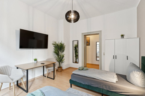 Modern design apartment with fully equipped kitchen & workspace in central location - Gallery - 16
