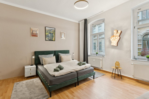 Modern design apartment with fully equipped kitchen & workspace in central location - Gallery - 15