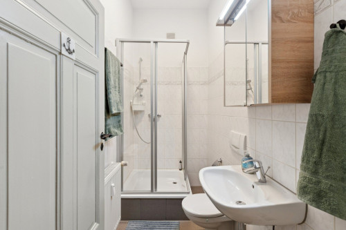 Modern design apartment with fully equipped kitchen & workspace in central location - Gallery - 6