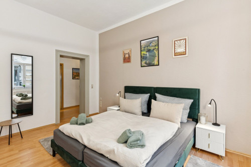 Modern design apartment with fully equipped kitchen & workspace in central location - Gallery - 14