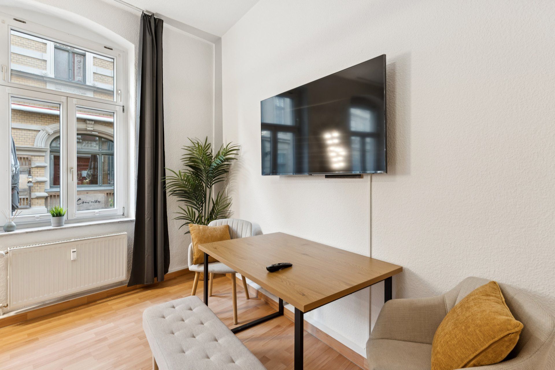 Modern Design Apartment With Fully Equipped Kitchen & Workspace In Central Location - 4